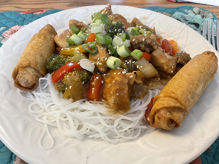Poulet et légumes sautés à la sauce sucrée salée