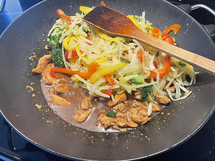 Recette de Poulet et légumes sautés à la sauce sucrée salée