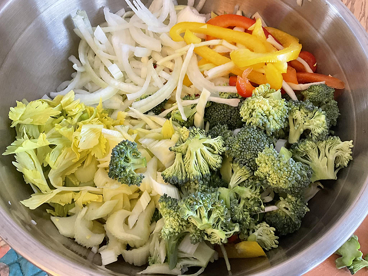 Poulet et légumes sautés à la sauce sucrée salée