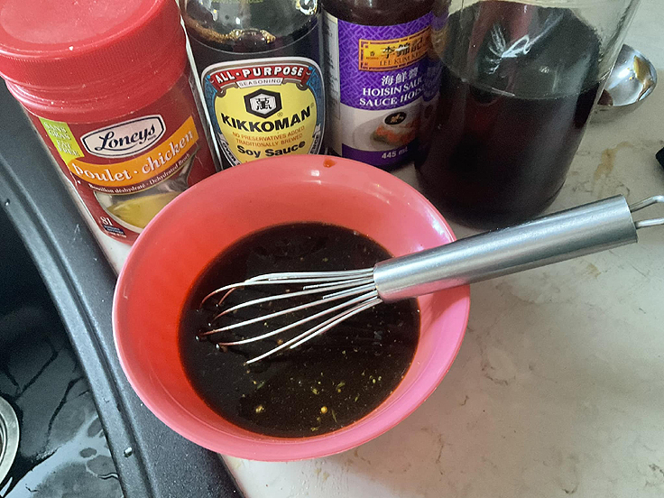 Poulet et légumes sautés à la sauce sucrée salée