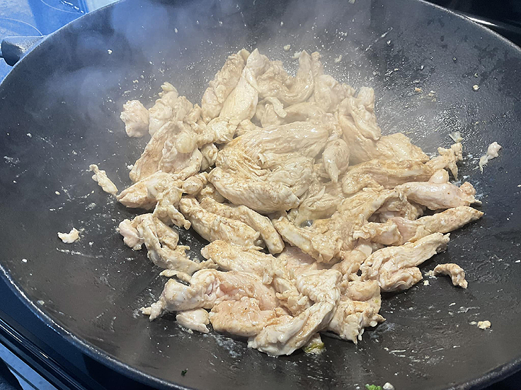 Poulet et légumes sautés à la sauce sucrée salée
