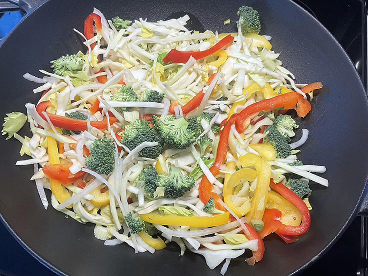 Poulet et légumes sautés à la sauce sucrée salée