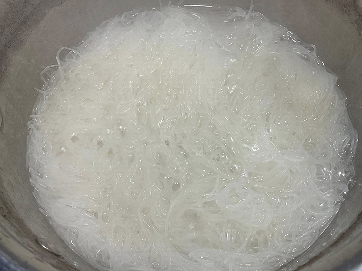 Poulet et légumes sautés à la sauce sucrée salée