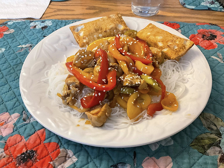 Poulet et légumes sautés à la sauce sucrée salée