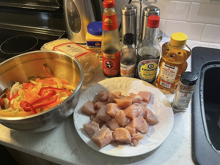 Poulet et légumes sautés à la sauce sucrée salée