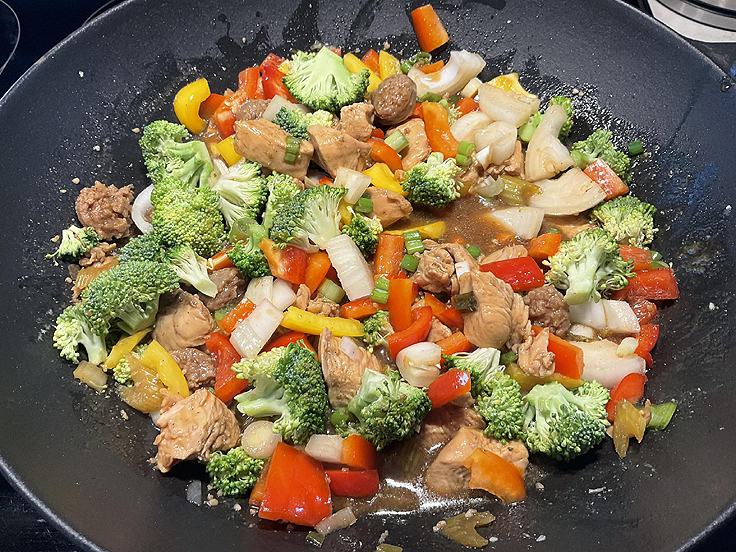 Poulet et légumes sautés à la sauce sucrée salée