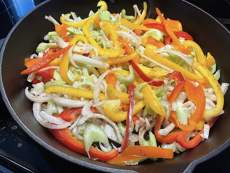 Poulet et légumes sautés à la sauce sucrée salée