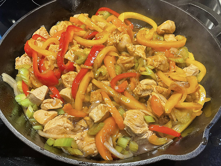 Poulet et légumes sautés à la sauce sucrée salée
