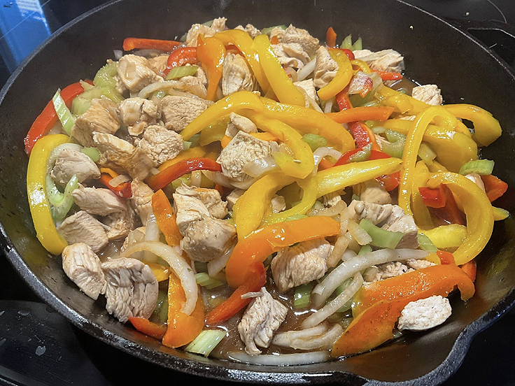 Poulet et légumes sautés à la sauce sucrée salée