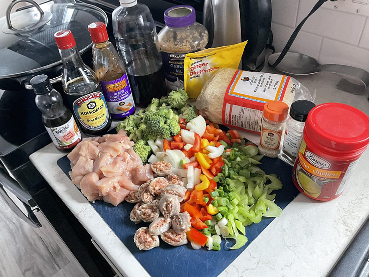 Poulet et légumes sautés à la sauce sucrée salée