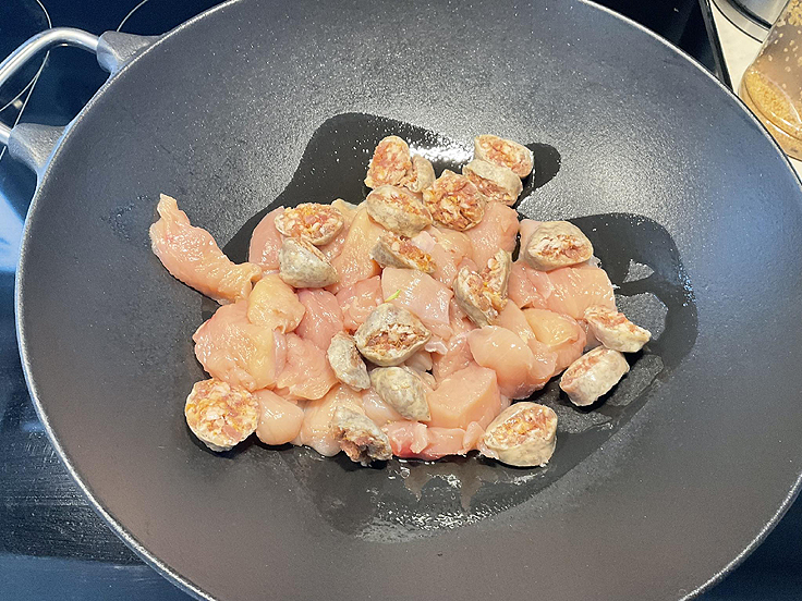 Poulet et légumes sautés à la sauce sucrée salée