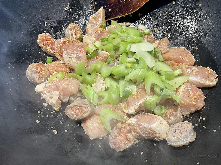 Poulet et légumes sautés à la sauce sucrée salée