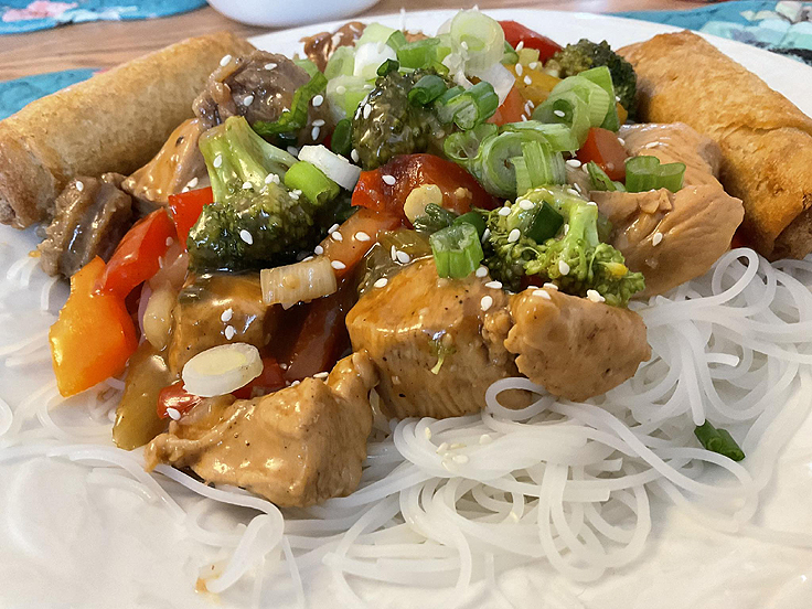 Poulet et légumes sautés à la sauce sucrée salée