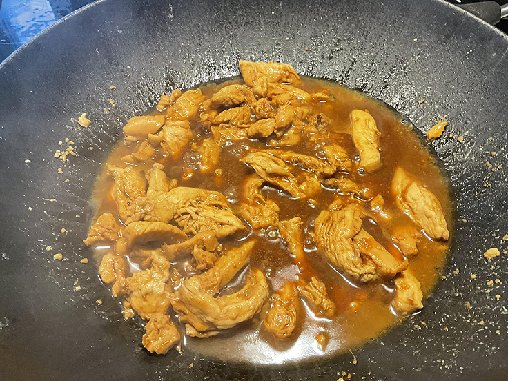 Poulet et légumes sautés à la sauce sucrée salée