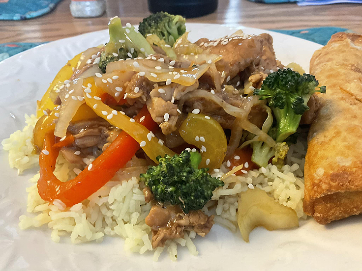 Poulet et légumes sautés à la sauce sucrée salée