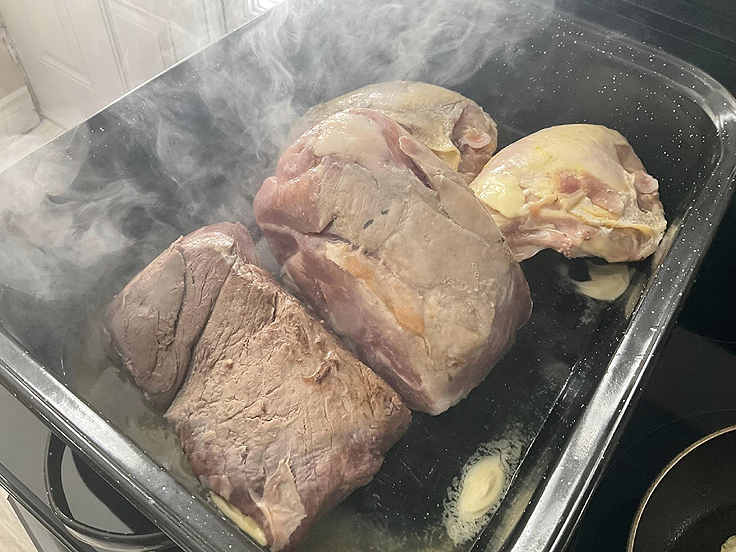 Rôti de boeuf porc et poulet