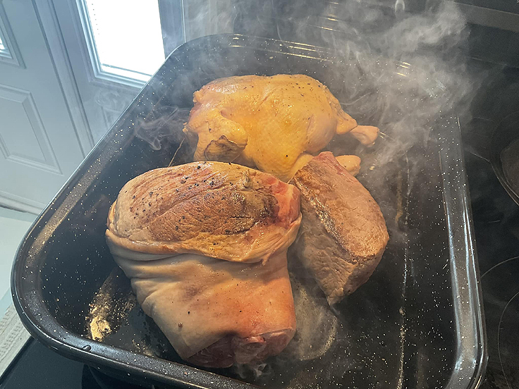 Rôti de boeuf porc et poulet