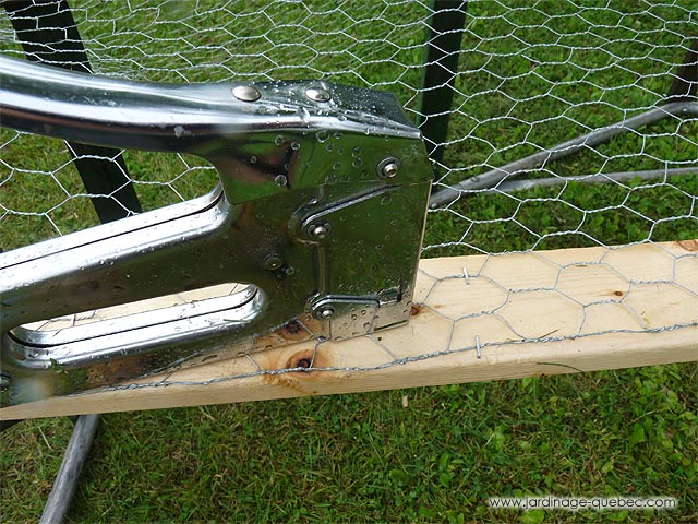 Installer le grillage à volaille sur un poulailler mobile - Tracteur à poules