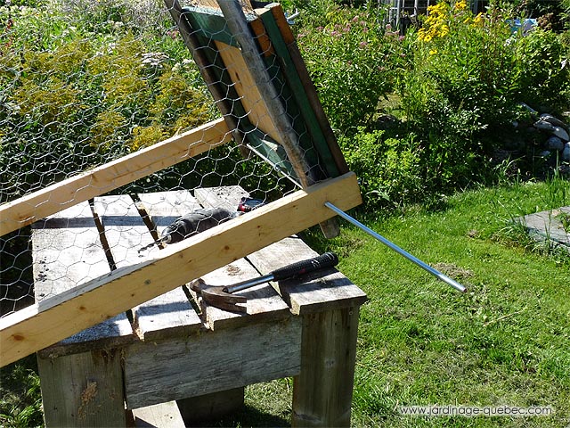 Installation de roues sur un Poulailler mobile - Construire un poulailler mobile