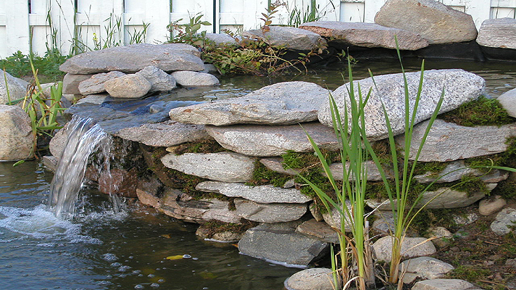 Larmier ou chute d'eau de la cascade de jardin en pierre