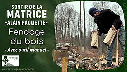 Fendage du bois avec outil manuel