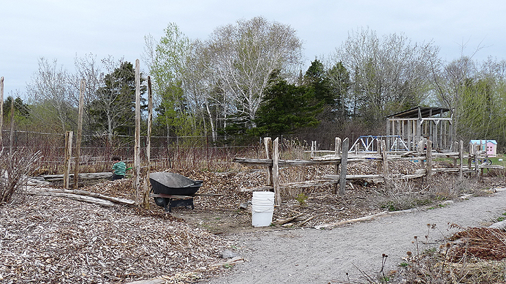 Clôture de perches de cèdre autour d'un jardin potager