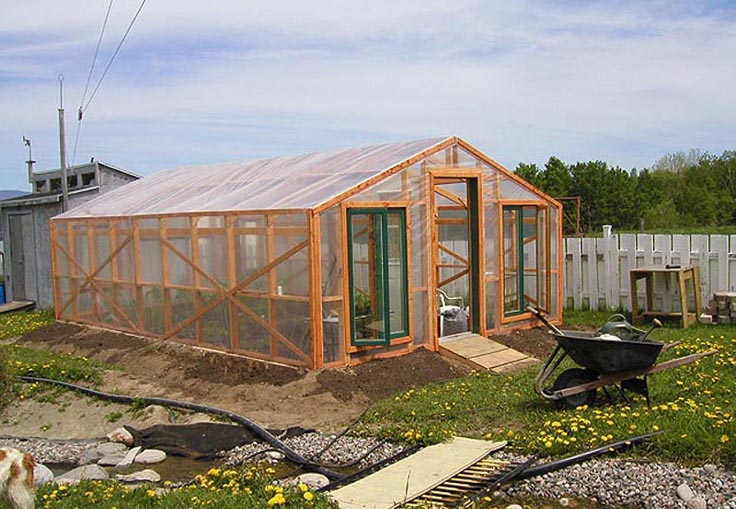 Plate-bande autour d'une serre