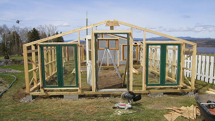 Charpente du mur avant de la serre