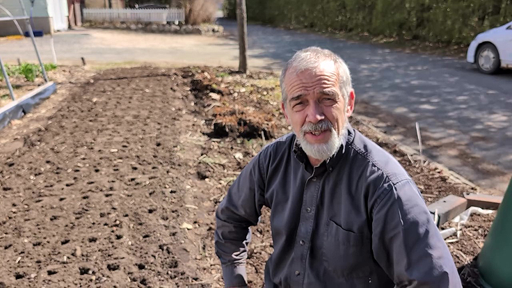 Plantation des oignons - Les trous de plantation