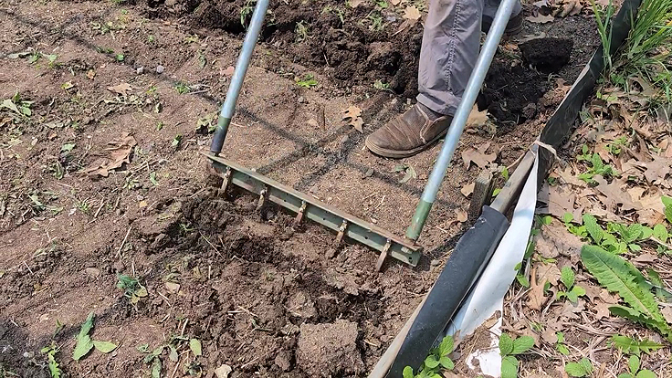 Passer le grelinette pour préparer le sol