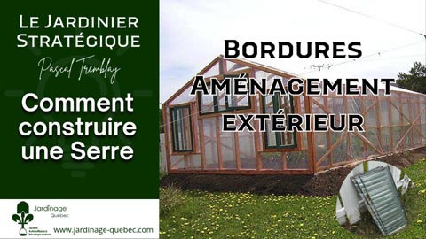 Aménagement extérieur et bordures autour d'une serre