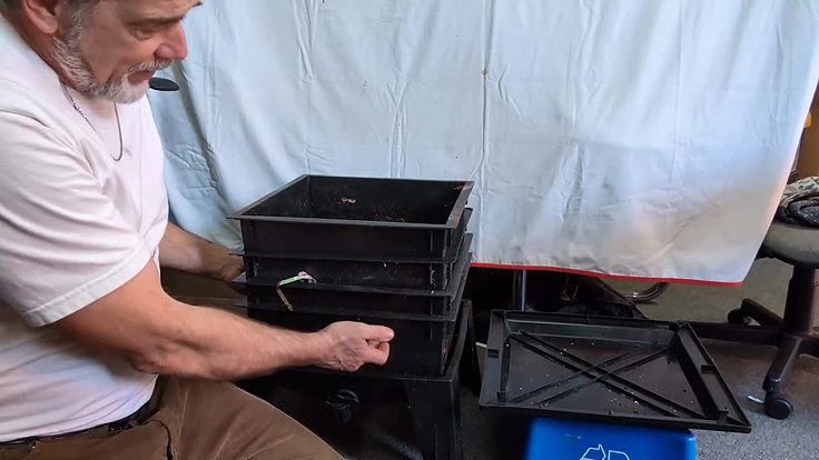 Vermicomposteur à étages ou plateaux