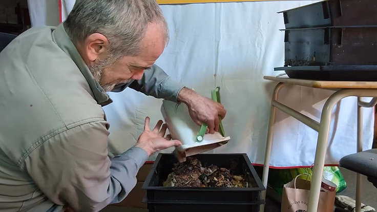 Des résidus de cuisine déposés dans le vermicomposteur