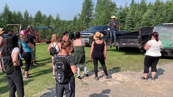 Le copropriétaire Jérome Bouchard accueilel les participants